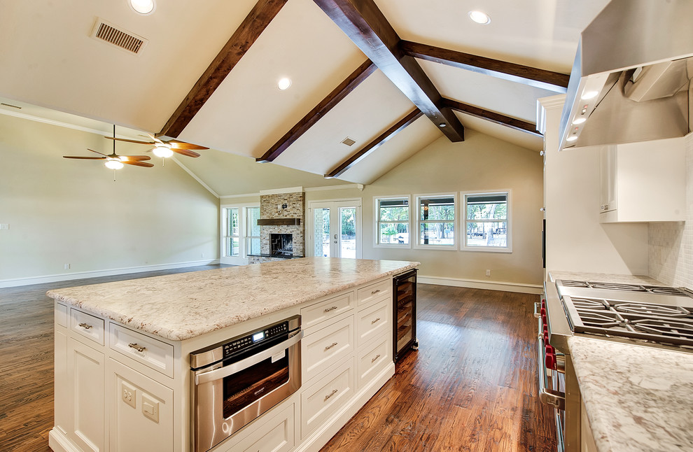 Expansive transitional l-shaped open plan kitchen in Dallas.