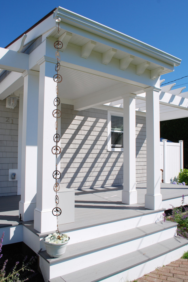Foto di un portico stile marinaro di medie dimensioni e davanti casa con una pergola