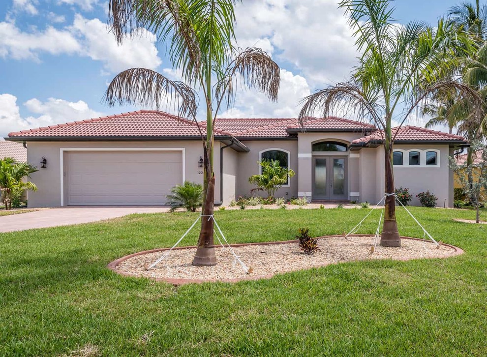 Home design - transitional home design idea in Miami