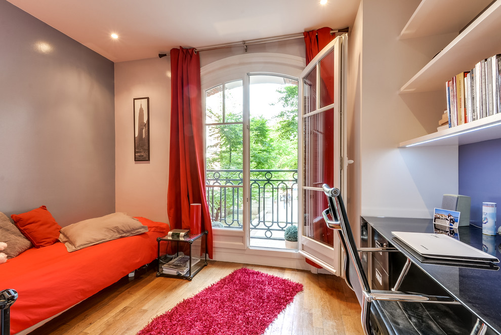 Réalisation d'une chambre d'enfant design de taille moyenne avec un mur bleu, parquet clair et un sol marron.