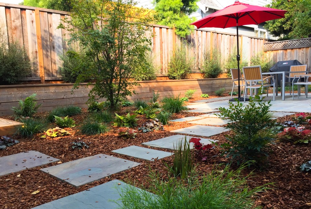 Inspiration for a transitional backyard landscaping.