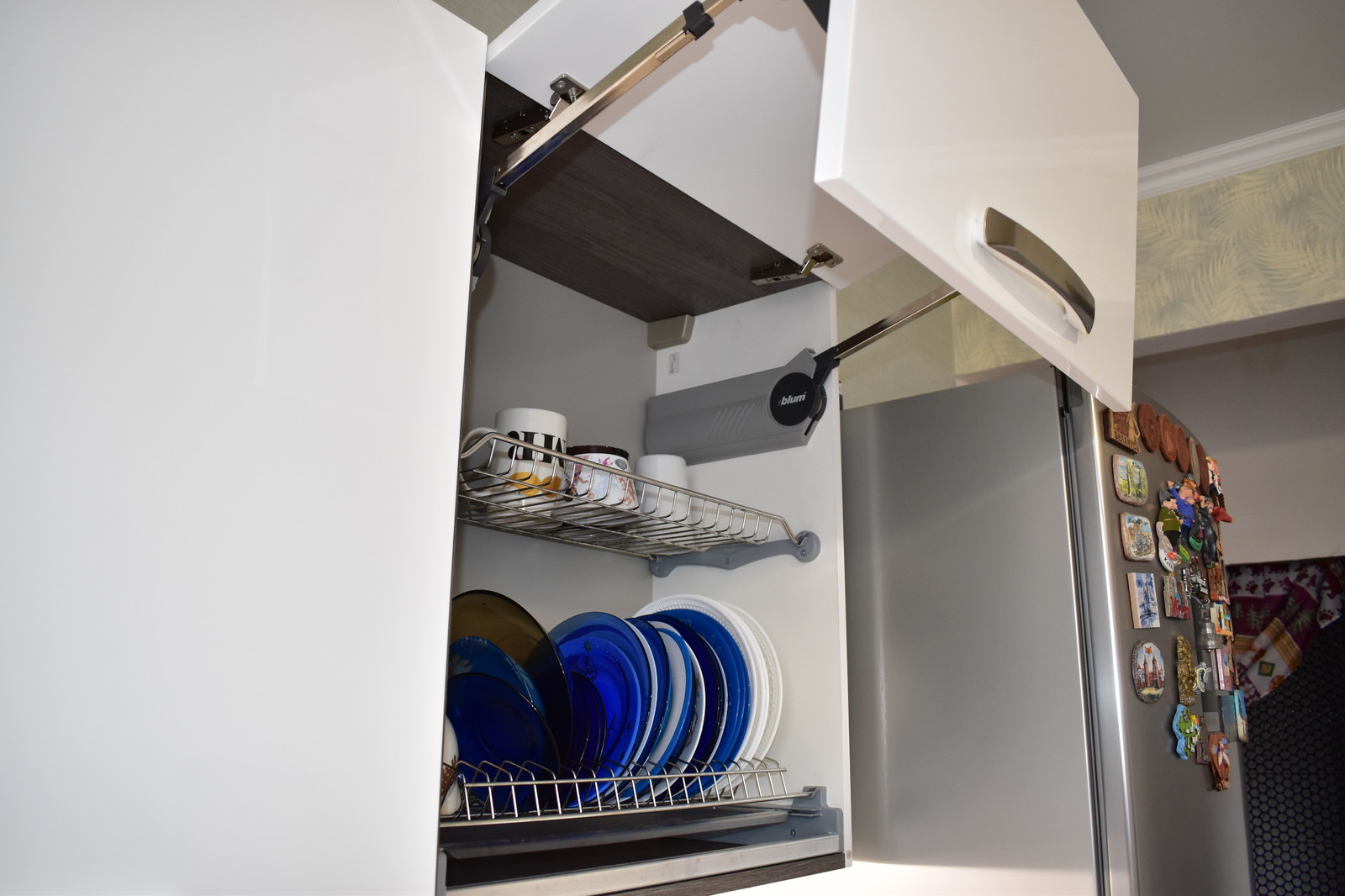 Кухня Пиано с интегрированной ручкой в фасад. Материал шпонированный МДФ