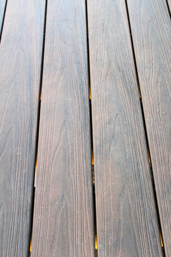 Transitional deck photo in Orange County
