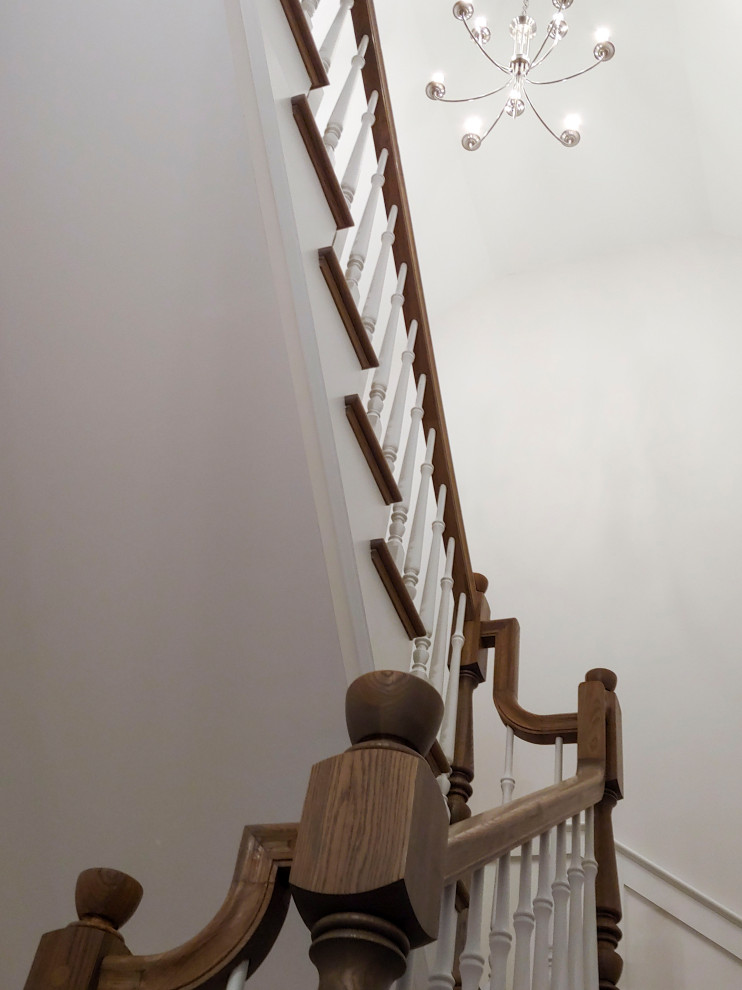 Mittelgroße Klassische Treppe in U-Form mit gebeizten Holz-Setzstufen und vertäfelten Wänden in Washington, D.C.