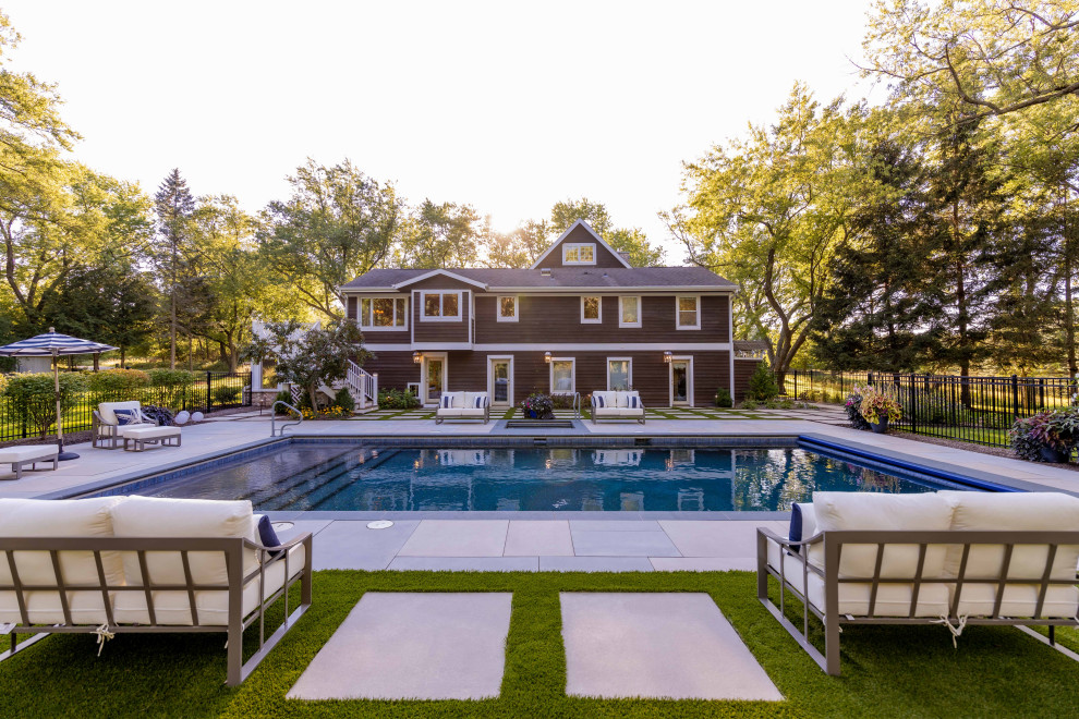 На фото: прямоугольный ландшафтный бассейн на заднем дворе в стиле модернизм с