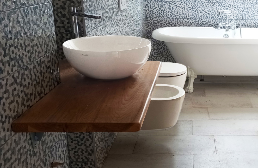Immagine di una stanza da bagno mediterranea