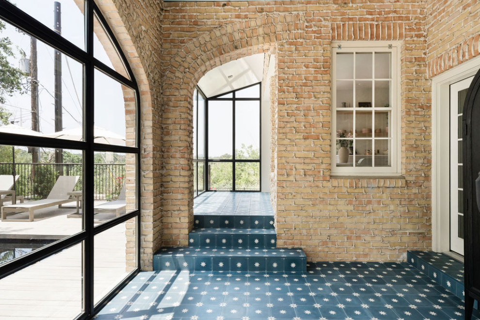 Transitional home design photo in Austin