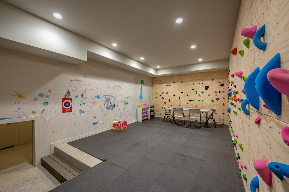 Стильный дизайн: нейтральная детская с игровой в стиле рустика с бетонным полом и панелями на части стены - последний тренд