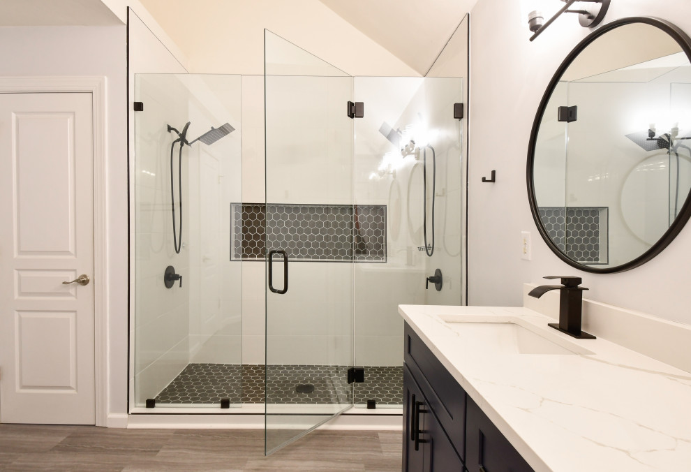 Idéer för mellanstora funkis vitt en-suite badrum, med skåp i shakerstil, blå skåp, en dusch i en alkov, ett nedsänkt handfat, bänkskiva i kvarts och dusch med gångjärnsdörr