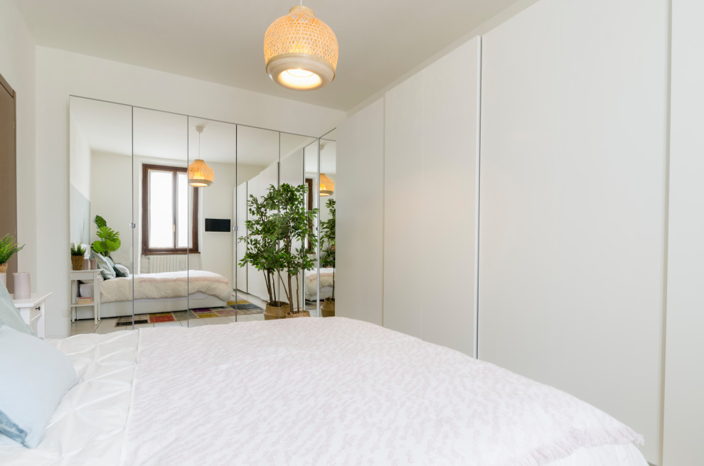На фото: хозяйская спальня среднего размера в стиле модернизм с серыми стенами, полом из керамогранита, бежевым полом и телевизором без камина