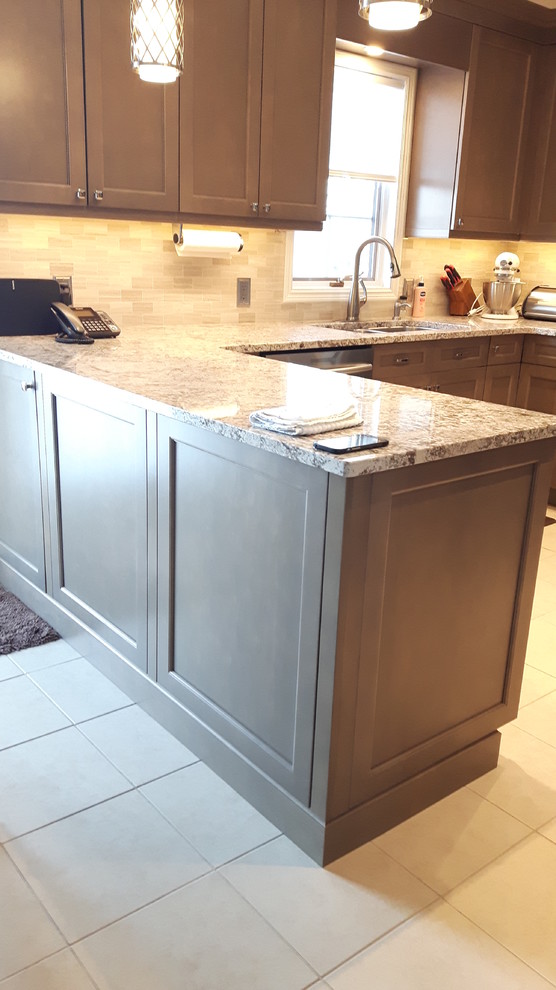 Example of a mid-sized transitional u-shaped porcelain tile eat-in kitchen design in Toronto with shaker cabinets, gray cabinets, granite countertops, a peninsula, an undermount sink, gray backsplash and stainless steel appliances