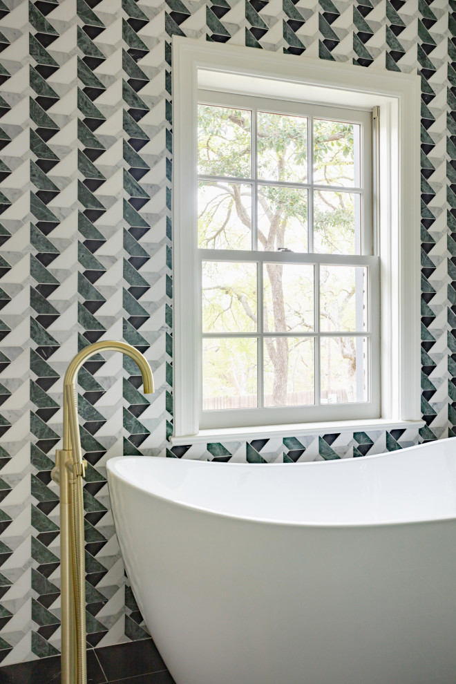 Idée de décoration pour une salle de bain principale bohème de taille moyenne avec une baignoire indépendante, un mur noir, un sol noir, meuble-lavabo encastré et du papier peint.