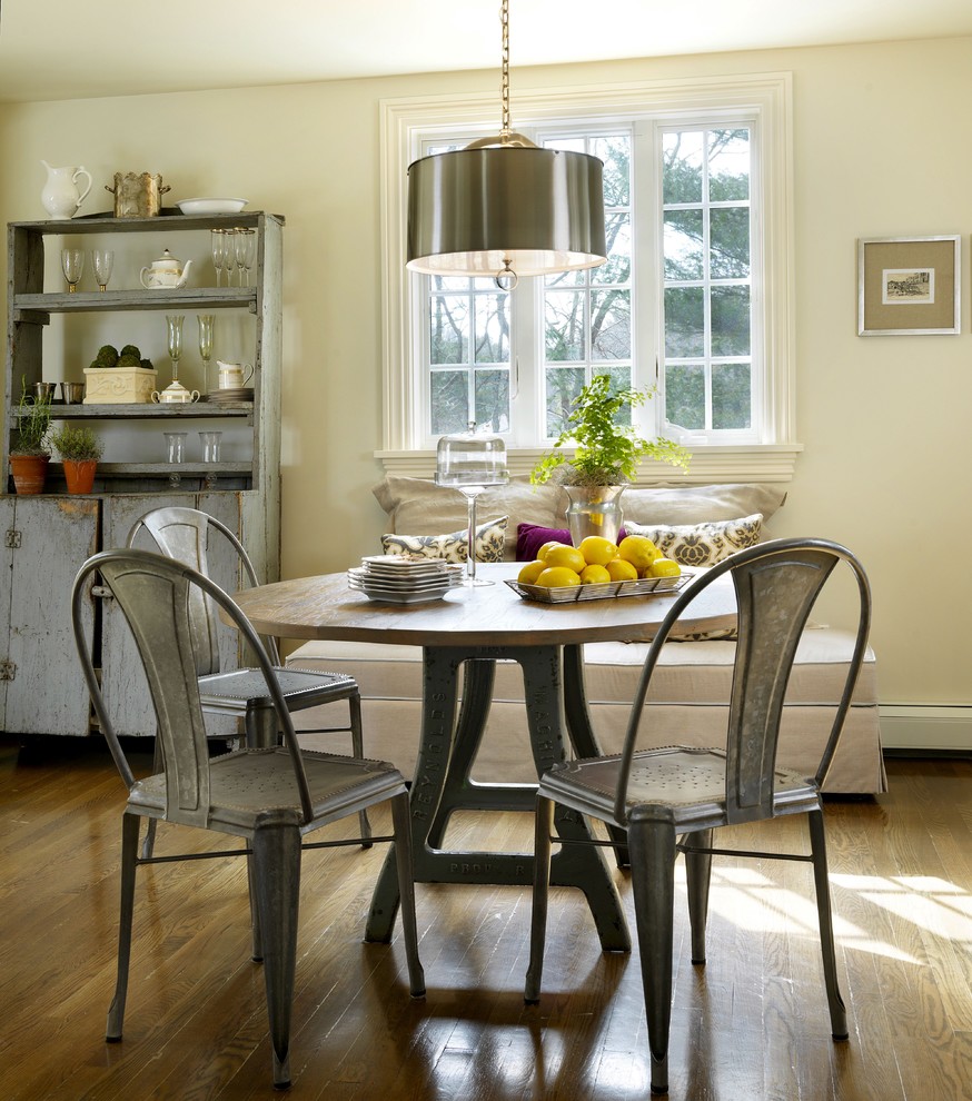 Design ideas for a traditional eat-in kitchen in Providence.