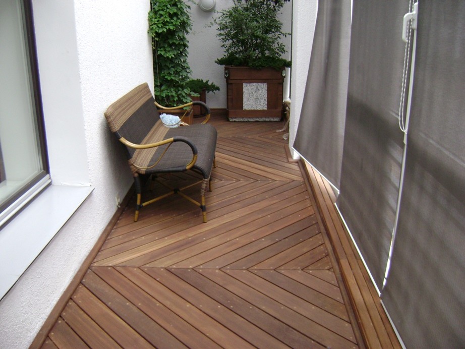 Балкон с покрытием из Коричневого Кумару.