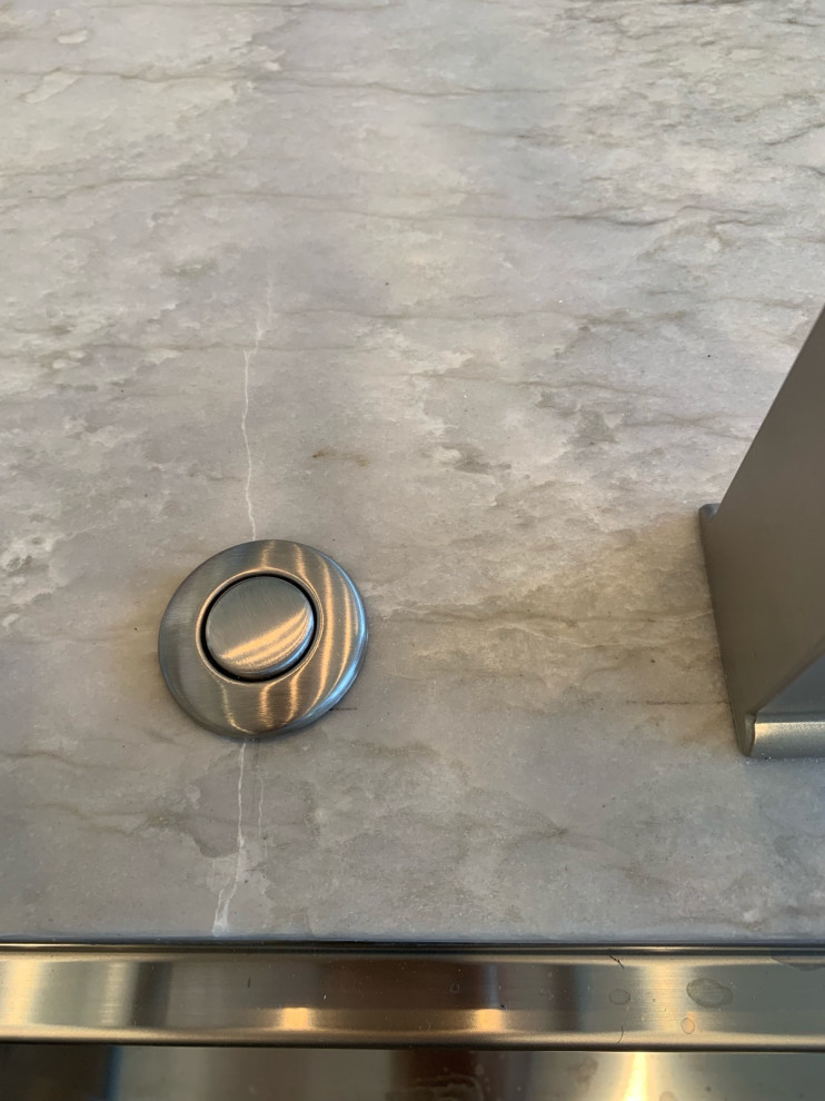 Quartzite stress crack or fissure?!?!