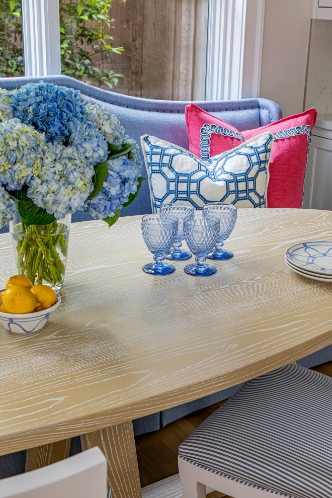 Transitional home design photo in Dallas