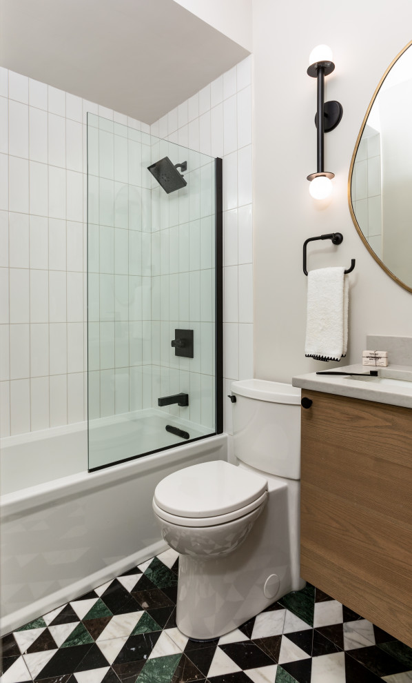 Пример оригинального дизайна: маленькая детская ванная комната в стиле ретро с плоскими фасадами, коричневыми фасадами, ванной в нише, душем над ванной, раздельным унитазом, белой плиткой, керамической плиткой, белыми стенами, мраморным полом, врезной раковиной, столешницей из искусственного кварца, зеленым полом, открытым душем, серой столешницей, тумбой под одну раковину и подвесной тумбой для на участке и в саду