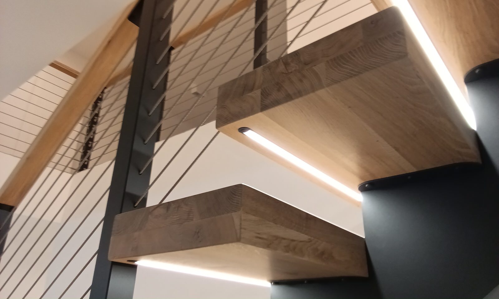 Лестница в стиле LOFT центральной балке