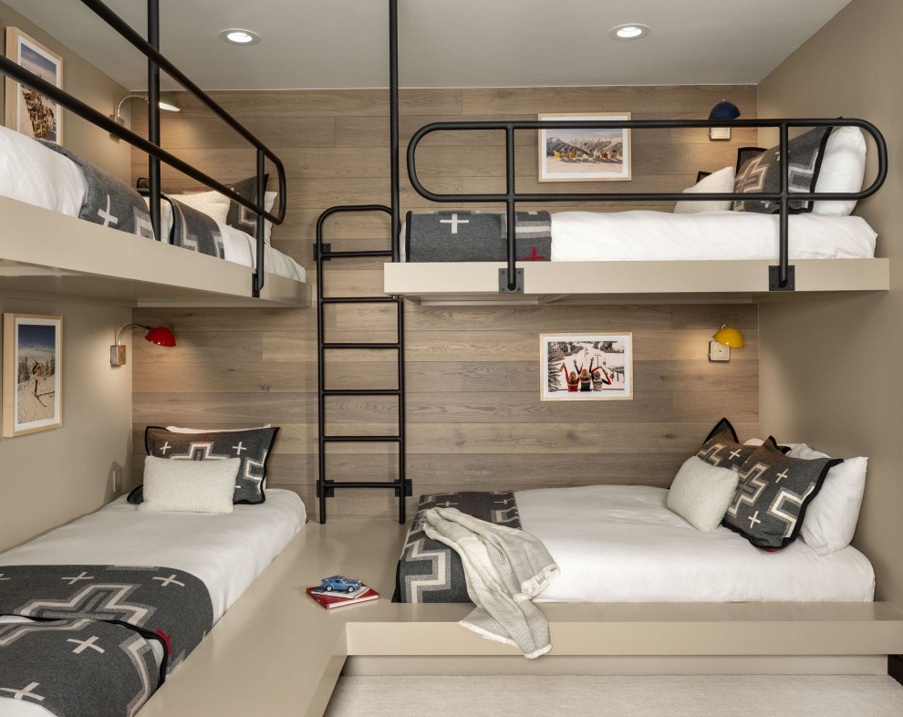 Immagine di una cameretta per bambini minimalista di medie dimensioni con pareti beige, moquette e pavimento bianco