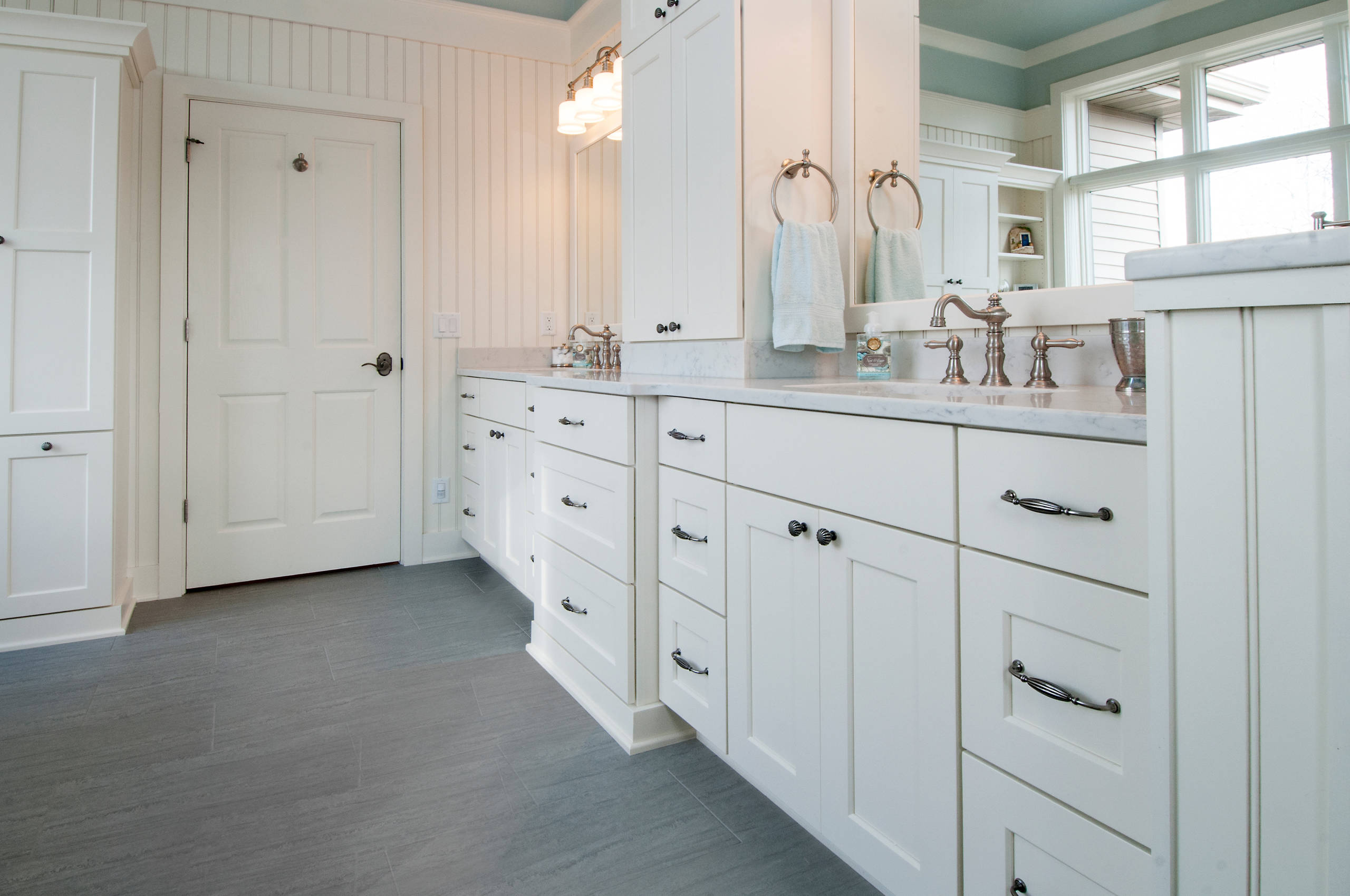 Bathrom Painted Cabinets