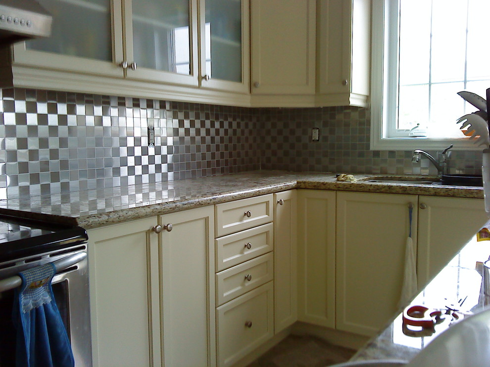 Minimalist kitchen photo in Toronto