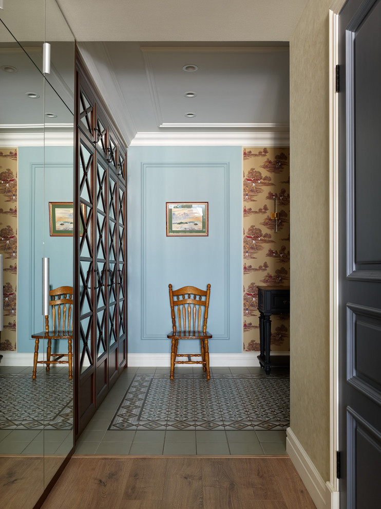 Пример оригинального дизайна: узкий коридор среднего размера в классическом стиле с синими стенами, полом из керамогранита, зеленым полом, многоуровневым потолком и обоями на стенах