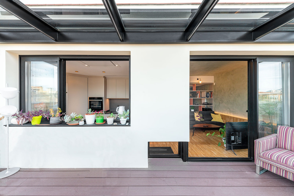Idee per una terrazza minimal di medie dimensioni, sul tetto e sul tetto con un caminetto, una pergola e parapetto in metallo