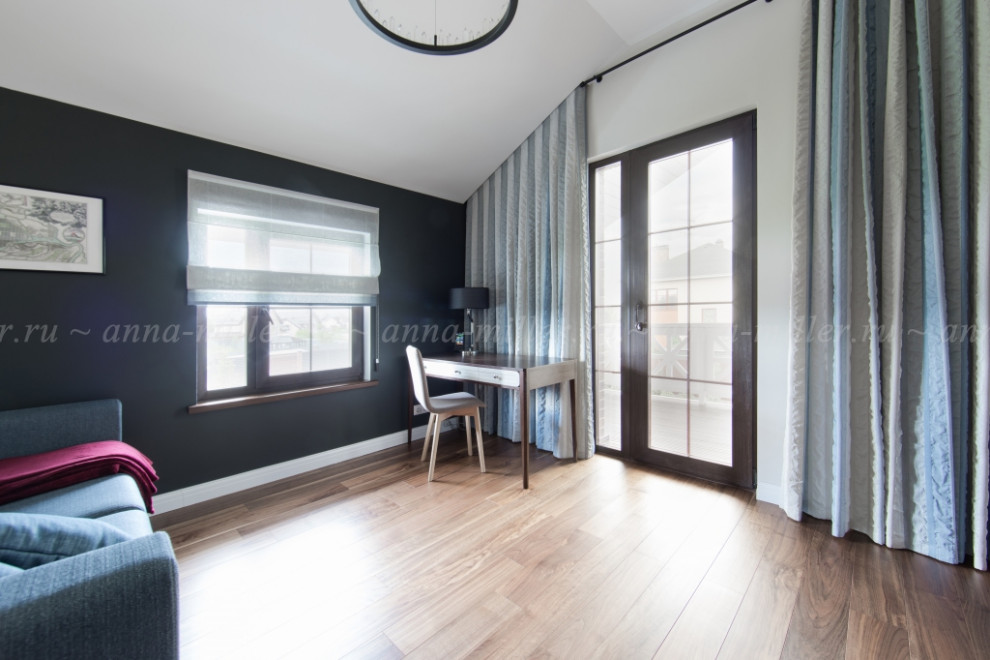 Однотонный тренд: шторы для загородного дома