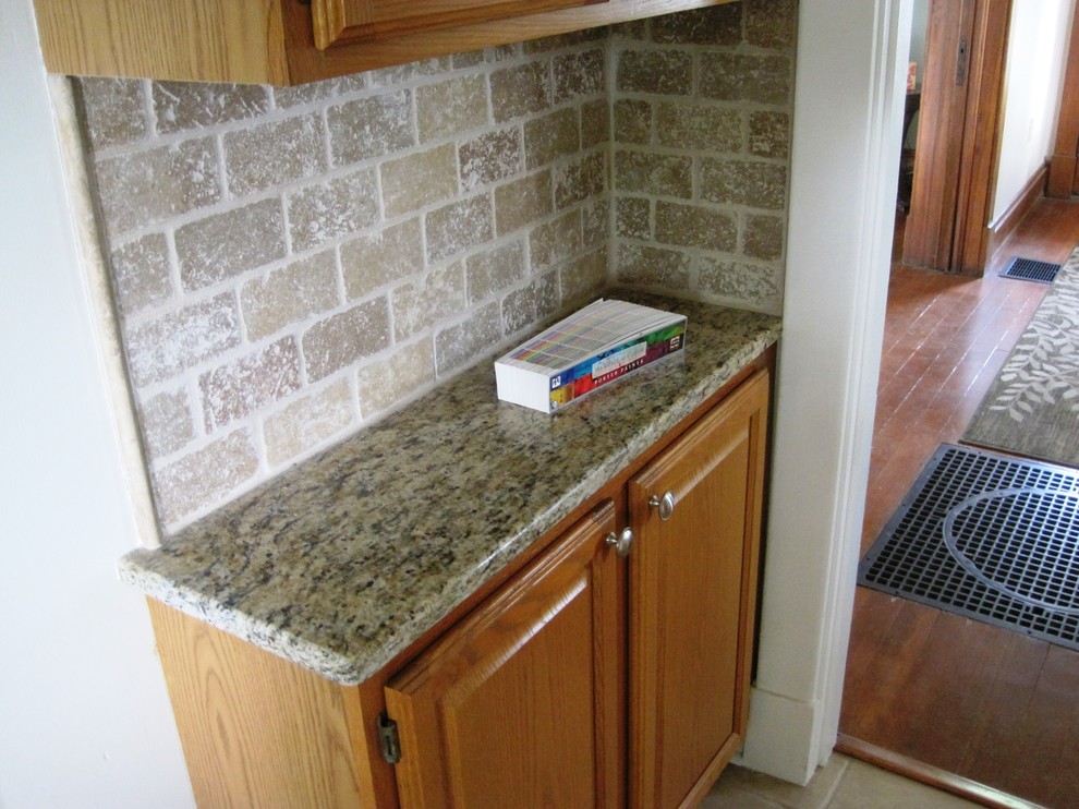 Kitchen - traditional kitchen idea in Cincinnati