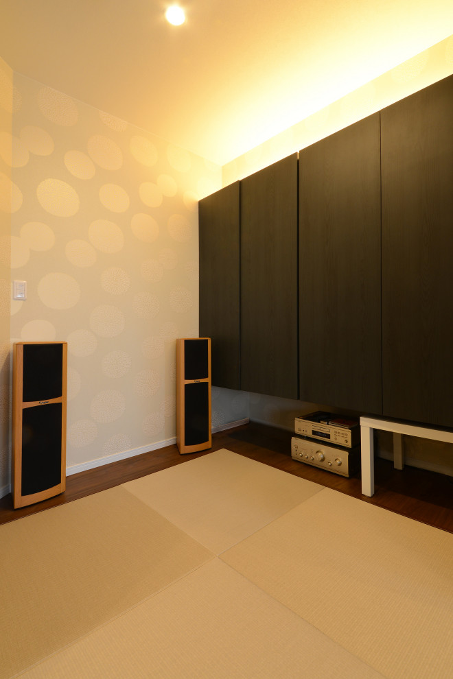Inspiration for a modern bedroom in Osaka.