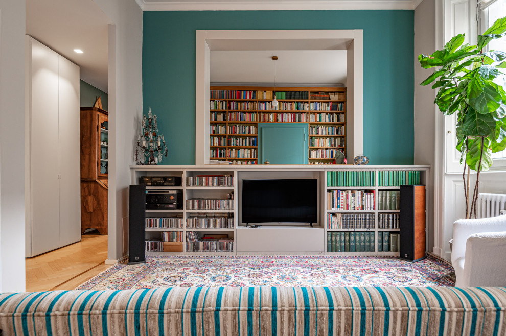 Foto di un grande soggiorno eclettico chiuso con libreria, pareti blu, parquet chiaro, nessun camino, TV a parete, pavimento beige e con abbinamento di mobili antichi e moderni