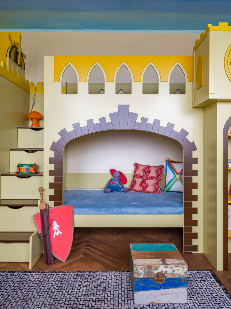 Idee per una cameretta per bambini da 4 a 10 anni eclettica di medie dimensioni con pareti multicolore, parquet scuro, pavimento marrone e carta da parati