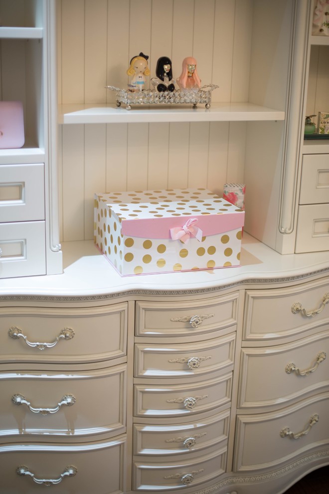 Home design - transitional home design idea in Toronto