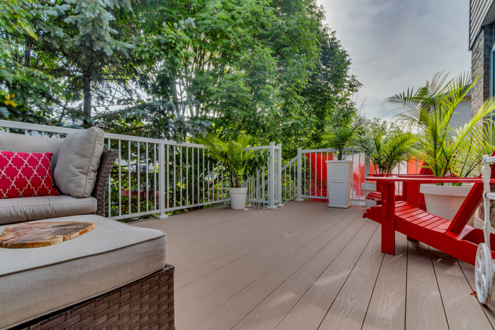 Inspiration for a transitional deck remodel in Toronto