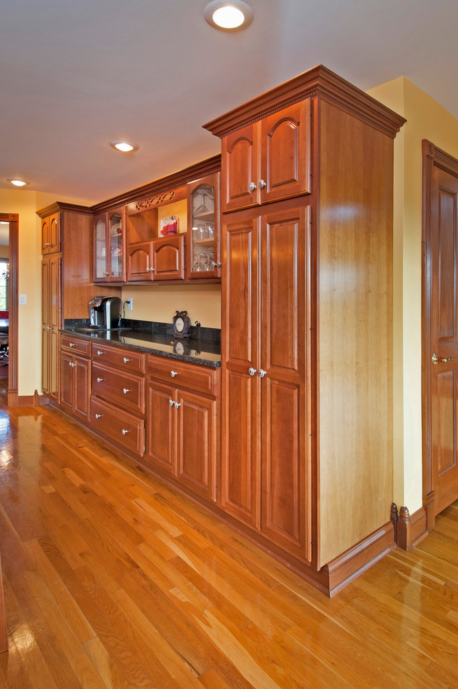 Transitional home design photo in Columbus