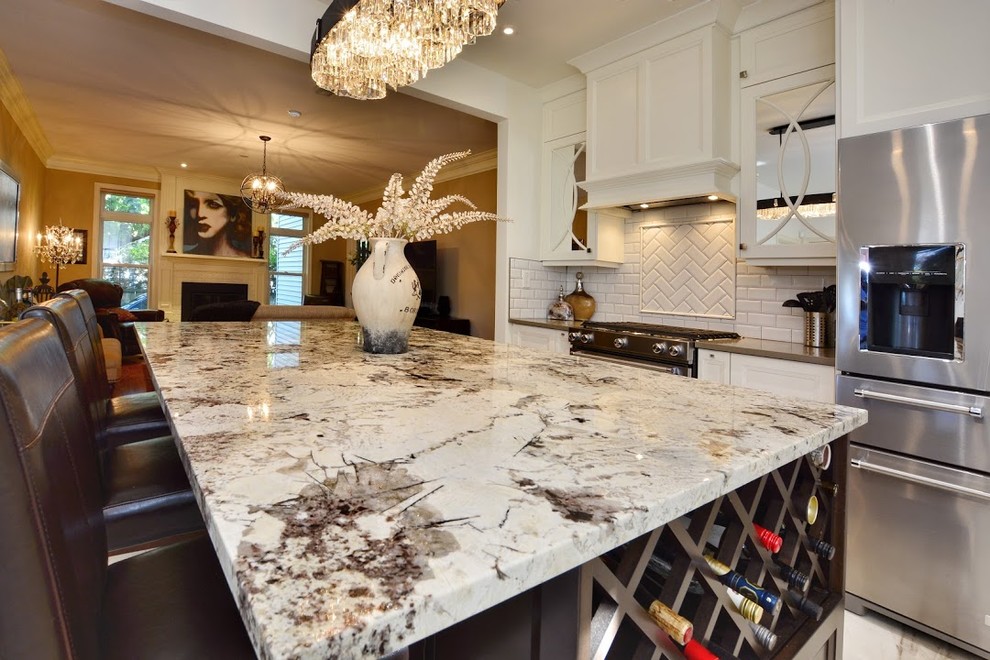 Kitchen - transitional kitchen idea in Toronto