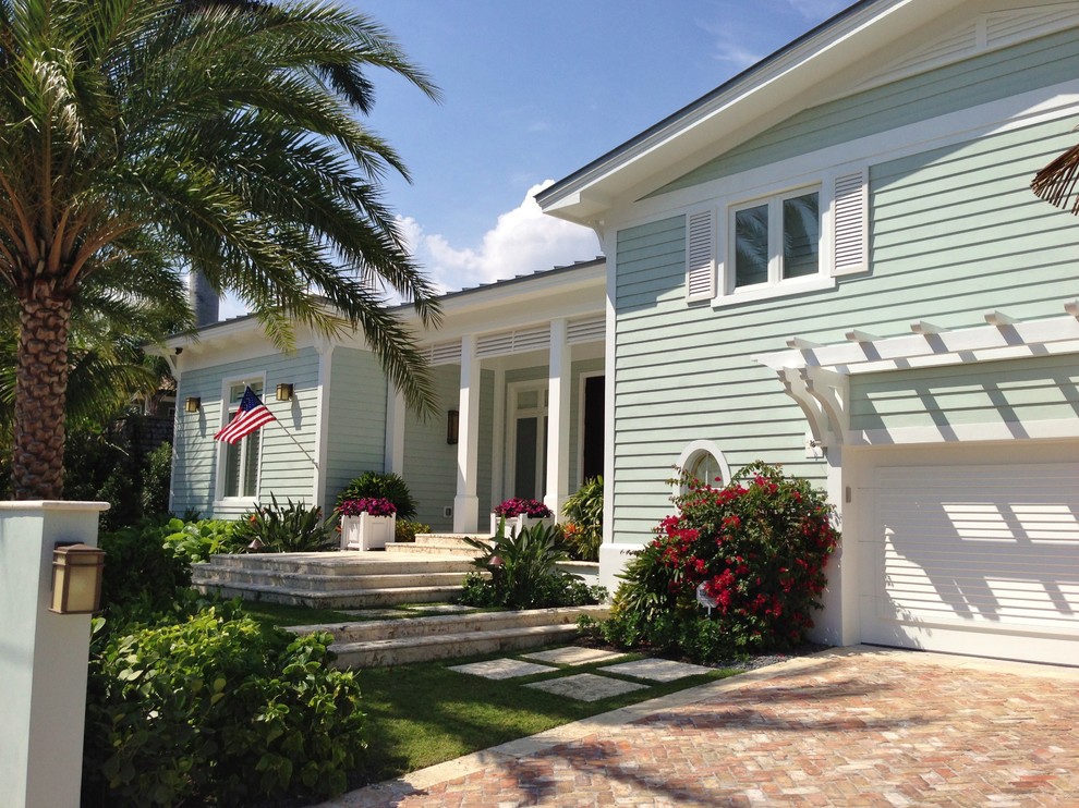Photo of a traditional exterior in Miami.