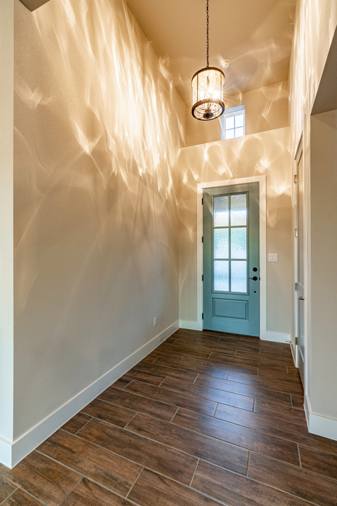 Transitional home design photo in Austin
