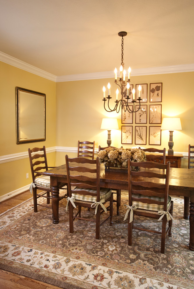 Example of a classic dining room design in Houston