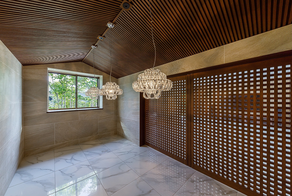 Esempio di una grande sala da pranzo aperta verso la cucina etnica con pareti beige, pavimento con piastrelle in ceramica, pavimento bianco, soffitto in legno e pannellatura