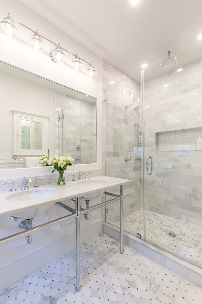 Inspiration för klassiska vitt badrum, med vita skåp, en öppen dusch, en toalettstol med separat cisternkåpa, vit kakel, marmorkakel, vita väggar, marmorgolv, ett piedestal handfat, marmorbänkskiva, vitt golv och dusch med gångjärnsdörr
