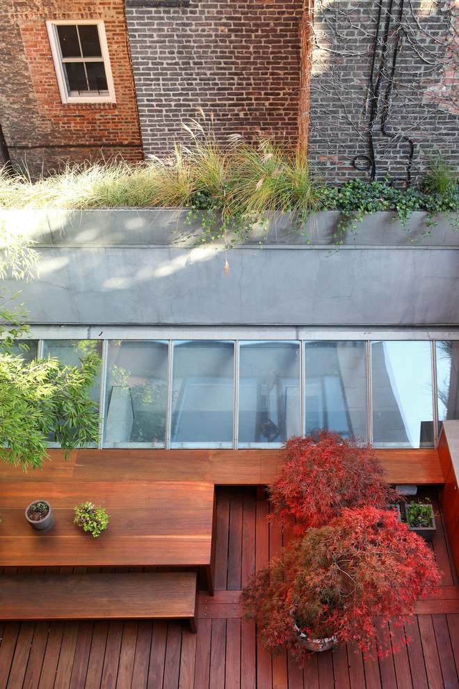 Inspiration for a modern courtyard deck in New York.