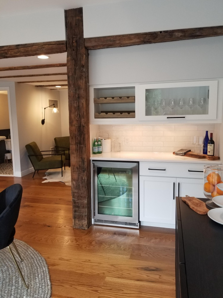 На фото: кухня-столовая среднего размера в стиле кантри с серыми стенами, паркетным полом среднего тона и коричневым полом с