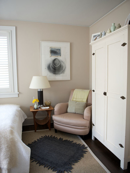 Modelo de habitación de invitados actual de tamaño medio sin chimenea con suelo de madera oscura