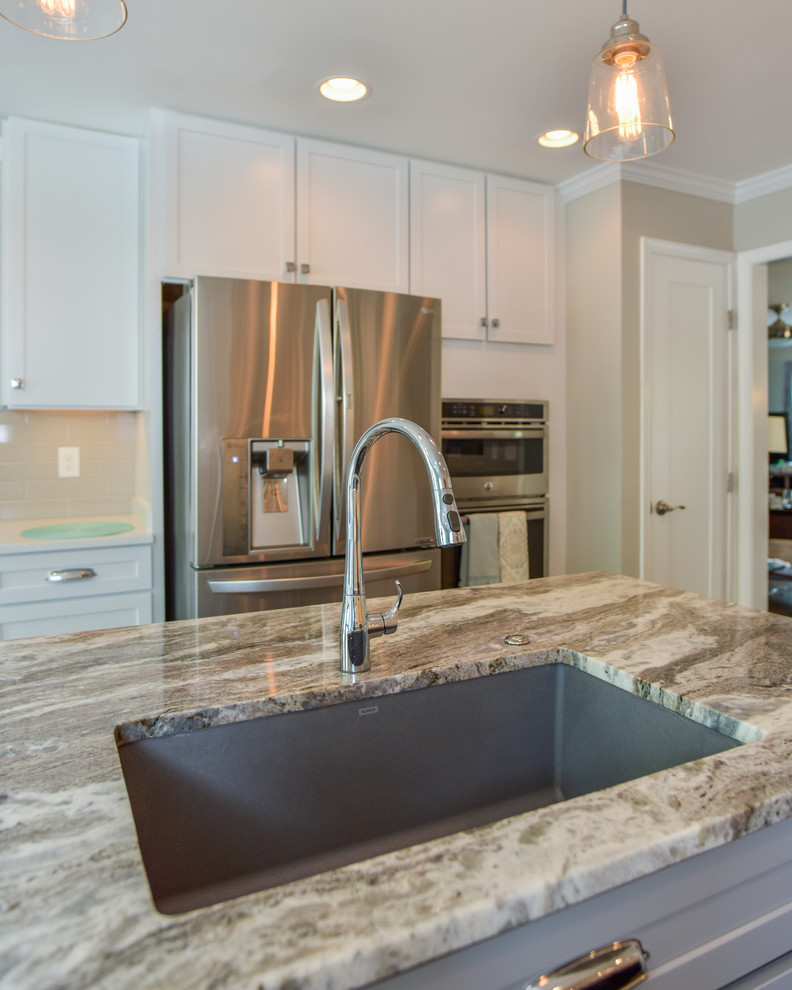 Inspiration for a mid-sized transitional u-shaped eat-in kitchen in DC Metro with an undermount sink, shaker cabinets, grey cabinets, granite benchtops, grey splashback, ceramic splashback, stainless steel appliances, light hardwood floors and with island.