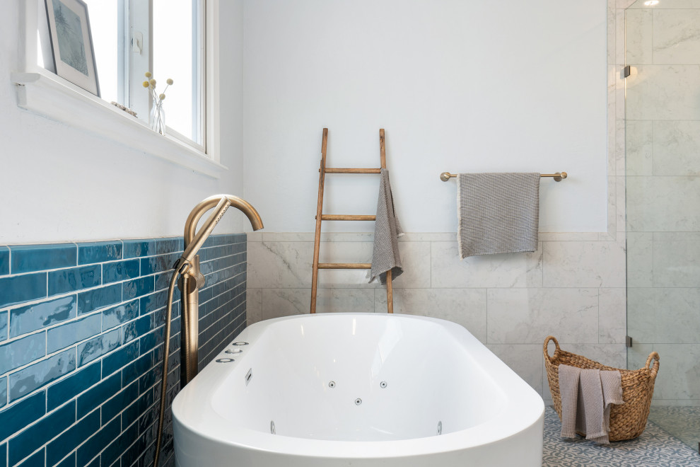 Foto på ett mellanstort vintage vit en-suite badrum, med möbel-liknande, blå skåp, ett platsbyggt badkar, en hörndusch, en bidé, blå kakel, keramikplattor, vita väggar, mosaikgolv, ett undermonterad handfat, marmorbänkskiva, grått golv och dusch med gångjärnsdörr