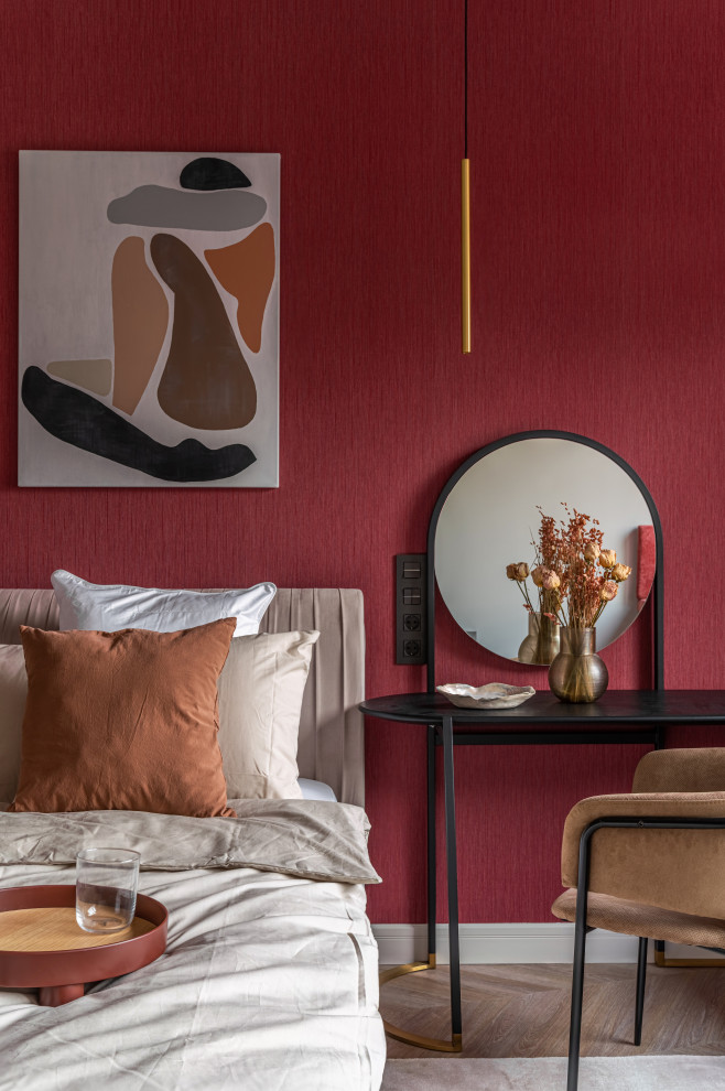 Idée de décoration pour une chambre design de taille moyenne avec un mur rouge, un sol en bois brun, un sol beige et du papier peint.