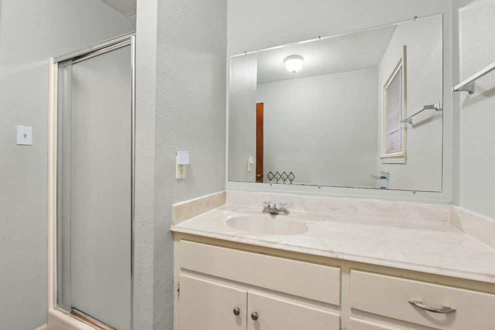 College St - Secondary Bath Before