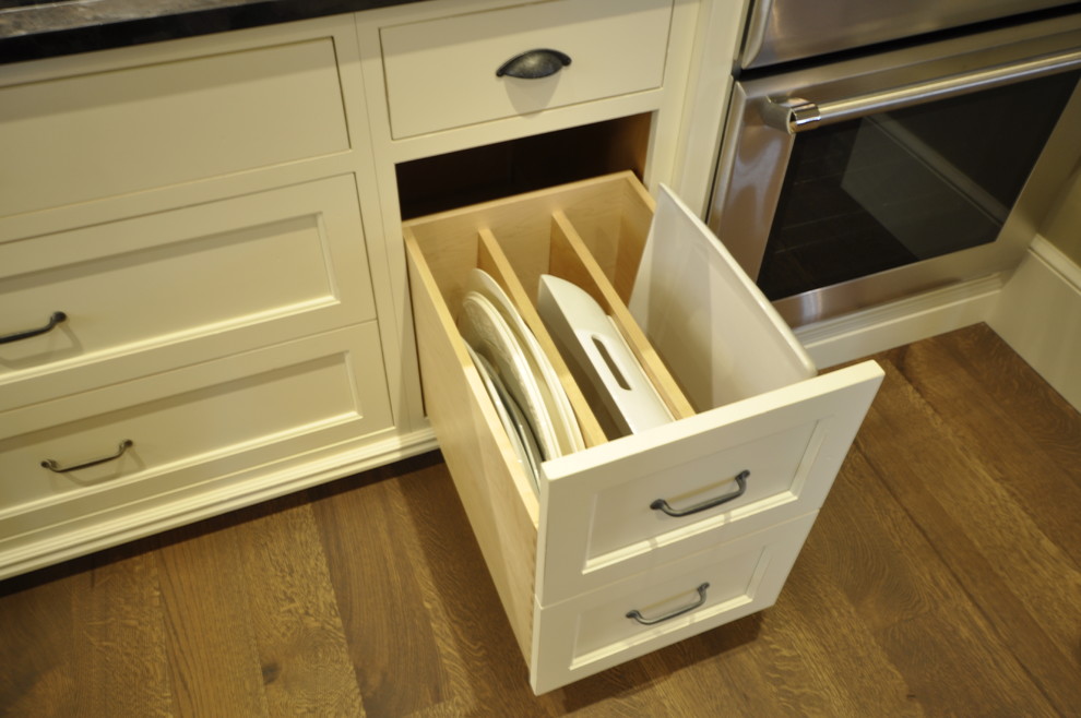 Home design - transitional home design idea in Toronto