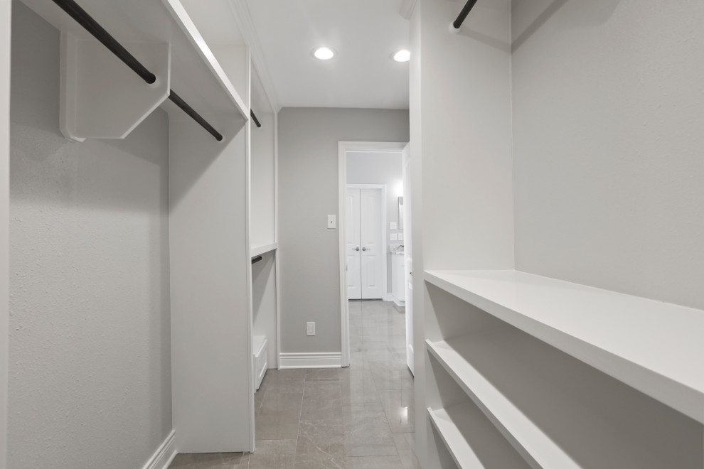 Идея дизайна: гардеробная комната среднего размера, унисекс в стиле модернизм с фасадами в стиле шейкер, белыми фасадами, полом из керамогранита и серым полом